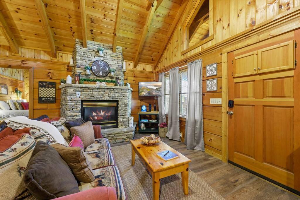Do Not Disturb - Pigeon Forge Smoky Mountain Studio Cabin, Hot Tub, Fireplace Exterior foto